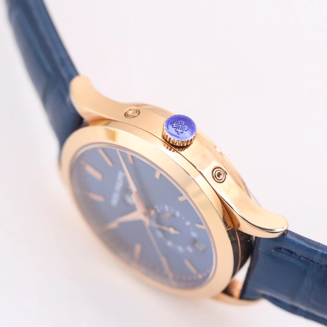 【Top Replica】💰4300! TW launches the highest version on the market - Patek Philippe - Complication Chronograph 5205G watch! 1⃣️After two years of continuous modification and debugging of the movement, we have always pursued original craftsmanship! 2⃣️Diameter 38.5MM! 3⃣️The functions are the same as the original ones, moon phase/week/month/calendar! 4⃣️It literally means high-difficulty two-color penetration, not an ordinary factory process! 5⃣️Sapphire glass mirror, the surface is coated with an extra layer of transparency! 6⃣️(Technical breakthrough) The Seagull movement is improved into an integrated Cal.324S movement! Both large and small plywood can achieve perfect chamfering effect and be rhodium plated. 7⃣️The plywood is decorated with gemstone bearings imported from Switzerland, and the color is pure, bright and natural. TW’s ingenious masterpiece welcomes your tasting! Factory quality! Welcome to reprint!